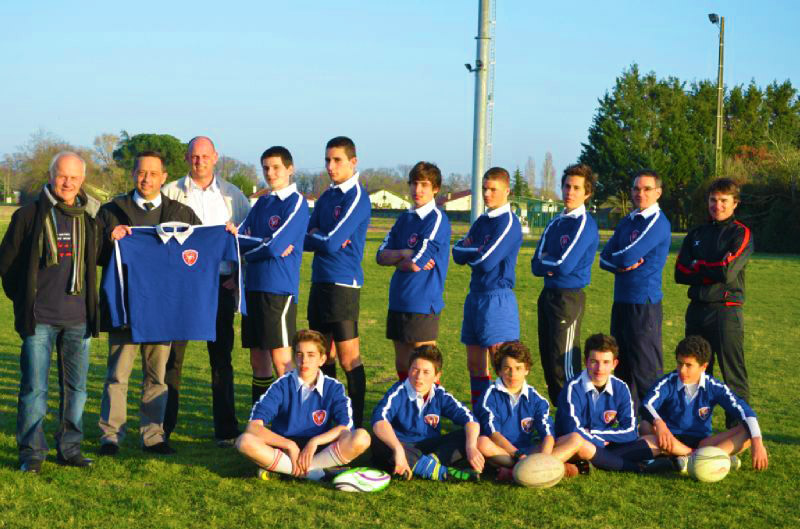 La Section Sportive Rugby du Collège Saint-Jean Bosco arborant son nouveau maillot