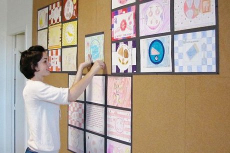 Gwendoline Hueso affiche les dessins de ses élèves. Photo H. Portes