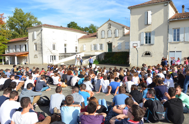 rassemblement-eleves-cour