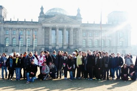 Les élèves de Saint-Jean Bosco devant le Reichstag