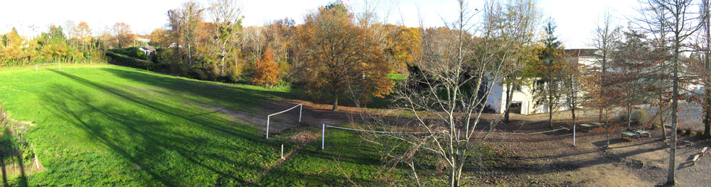 Vue aérienne du terrain de foot, de volley, de basket, et de la cour de récréation du Collège college-environnement12