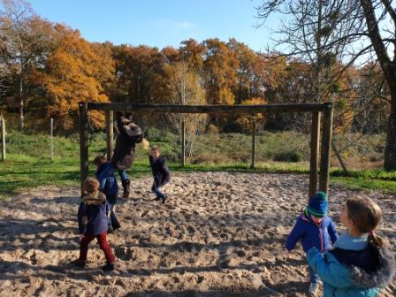 Elève du primaire jouant à l'aire de jeux durant la récréation 4