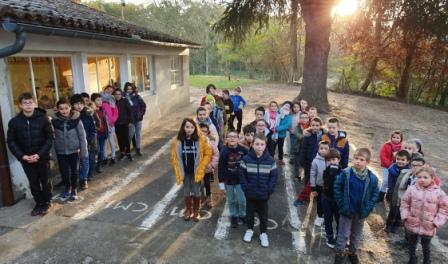Les écoliers en rang avant d'entrer en classe 5-rangs