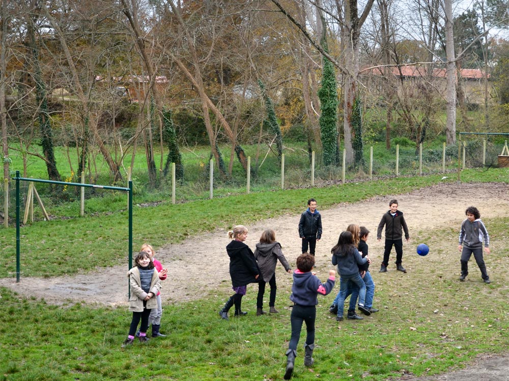 Partie de foot entre élèves durant la récréation Partie de foot entre élèves durant la récréation