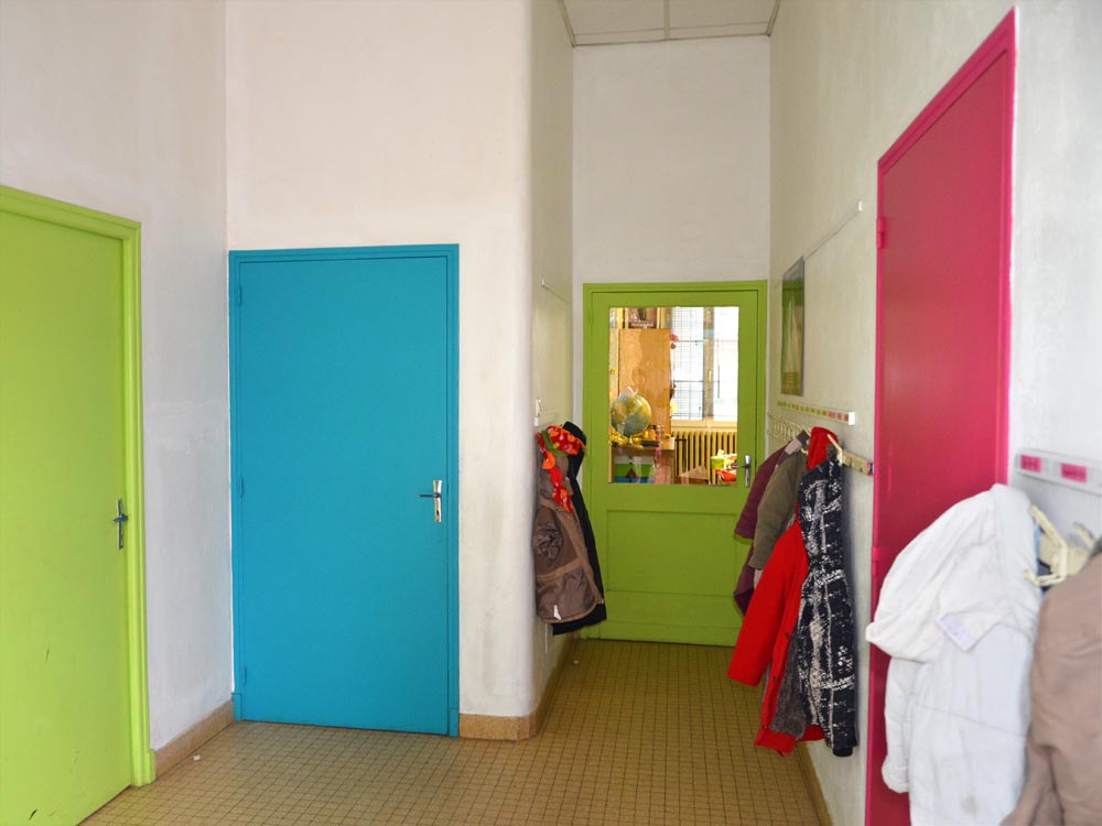 Couloir et porte-manteaux avant d'entrer en classe Couloir et porte-manteaux avant d'entrer en classe