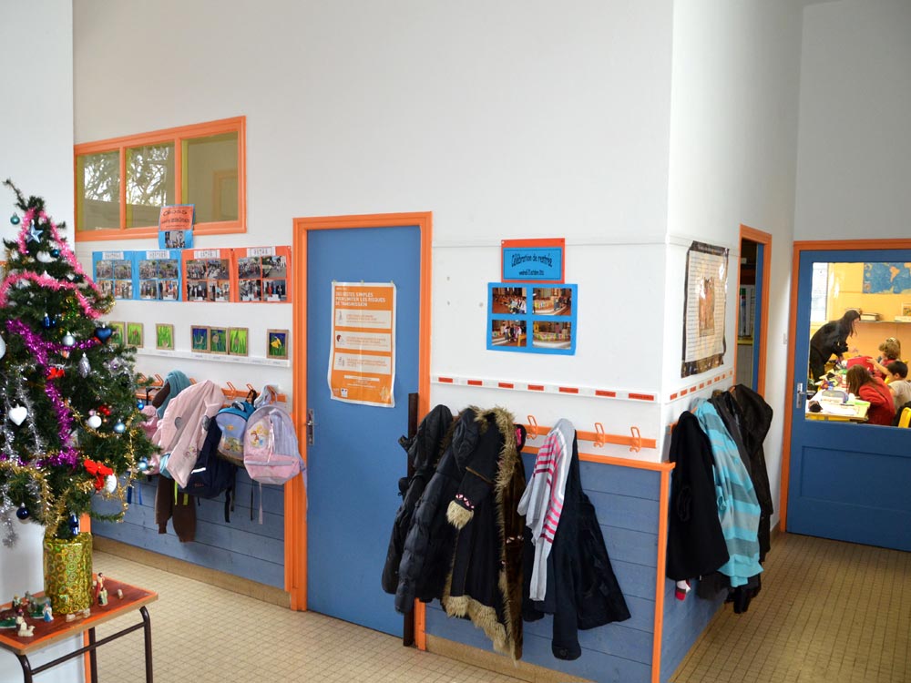 Couloir et porte-manteaux avant d'entrer en classe Couloir et porte-manteaux avant d'entrer en classe