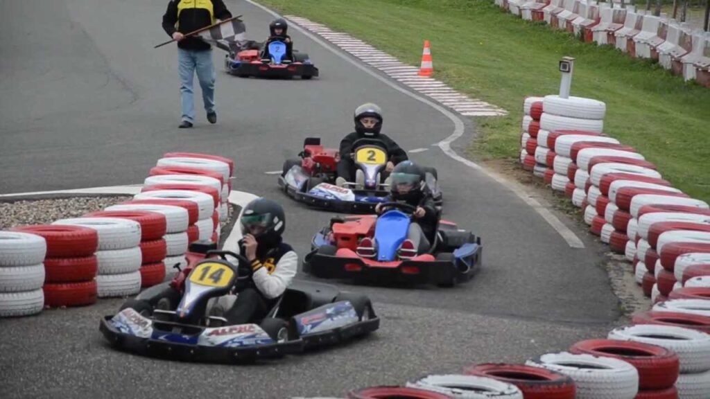 Les internes de Saint-Jean-Bosco au Karting sur le circuit de Caudecoste